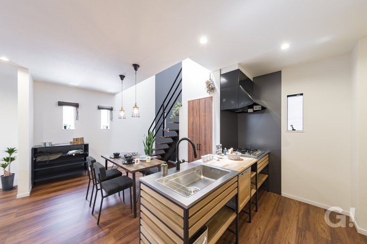 洗練されたスタイリッシュさがいいお洒落カフェのような注文住宅のLDK