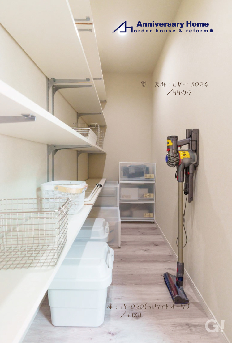 『壁一面に広がる造作棚ですっきり整理整頓できる注文住宅の納戸』の写真