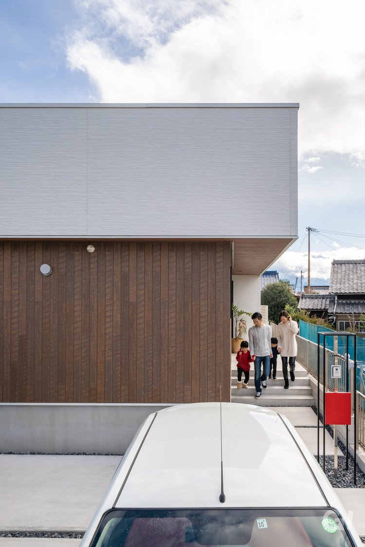 シンプルだからこそ遊び心の詰まった注文住宅のアプローチ