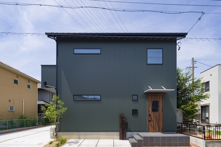 ダークグリーンで自然を身近に感じられる注文住宅のアプローチ