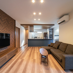 落ち着きあるブラウンで上品な雰囲気がいい注文住宅のLDK