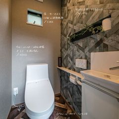 デザインクロスとフロアーがおしゃれなトイレ