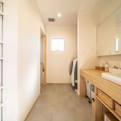 広々空間収納たっぷり子育て世代の洗面所