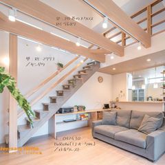 子育て世代の家の吹き抜けが気持ちいい！リビング階段のある北欧のリビング