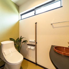 デザイン住宅のアクセントクロスがいい味を出している和モダンなトイレ