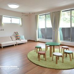 大きな窓が特徴的！ナチュラルな子供部屋のある子育て世代の家
