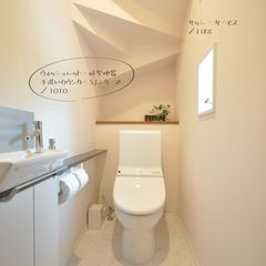 オシャレな家の白を基調としたシンプルで素敵なトイレ