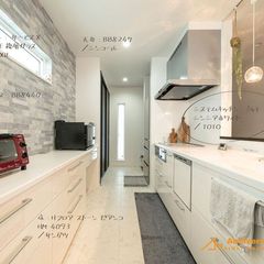 白を基調にしたシャビーで高品質なオシャレな家のキッチン