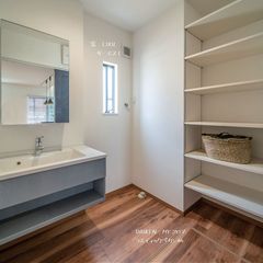 ゆったり空間と収納の洗面所