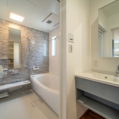シンプルでスマートなフレンチ風の浴室があるデザイン住宅