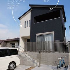 2色のサイデイングで魅せるシンプルモダンな家