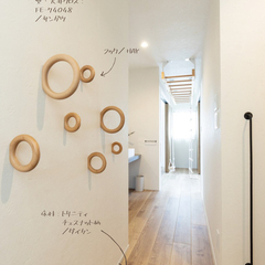 遊び心満載☆！！かわいい壁フックがアクセントのオシャレな廊下スペース