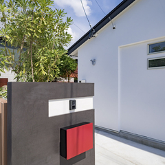 赤いポストがカッコイイアクセントのシンプルモダンな外構のお家