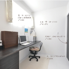 モノトーンがかっこいい明るく快適なワークスペース