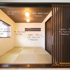 注文住宅のリビングとの一体感もあるモダンな小上がり畳
