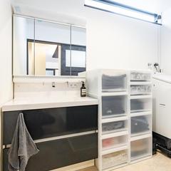 注文住宅のモノトーンコーデがオシャレで清潔感あふれる洗面スペース