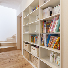 おしゃれでシンプルな本棚のあるデザイン住宅