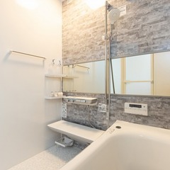 注文住宅の石調のアクセントがオシャレで清潔感あふれるバスルーム