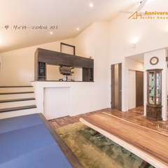 注文住宅の心地よく家族が繋がるスキップフロアに書斎がある暮らし