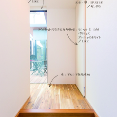 オシャレな中庭が出迎える明るく美しい玄関ホール