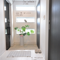 注文住宅のやさしい光と風が出迎えるおしゃれな玄関ホール