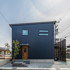 ゆるやかな片流れ屋根＆上品なネイビーカラーが際立つ注文住宅の家