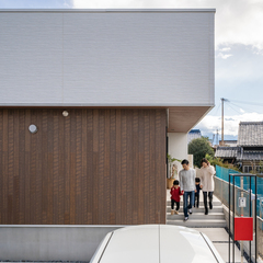 シンプルだからこそ遊び心の詰まった注文住宅のアプローチ