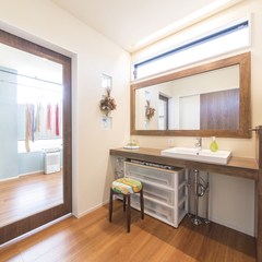 ランドリースペースへも繋がり使い勝手のいい注文住宅の洗面室