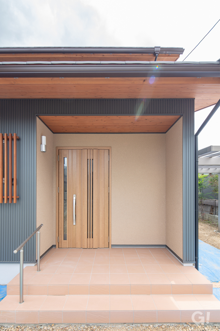 岐阜県産材の有効的な玄関アプローチの写真