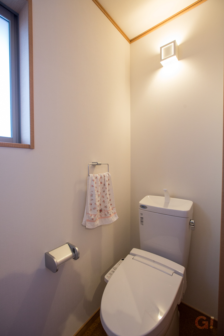 『正方形の灯りがオシャレ際立つシンプルなトイレ』の写真
