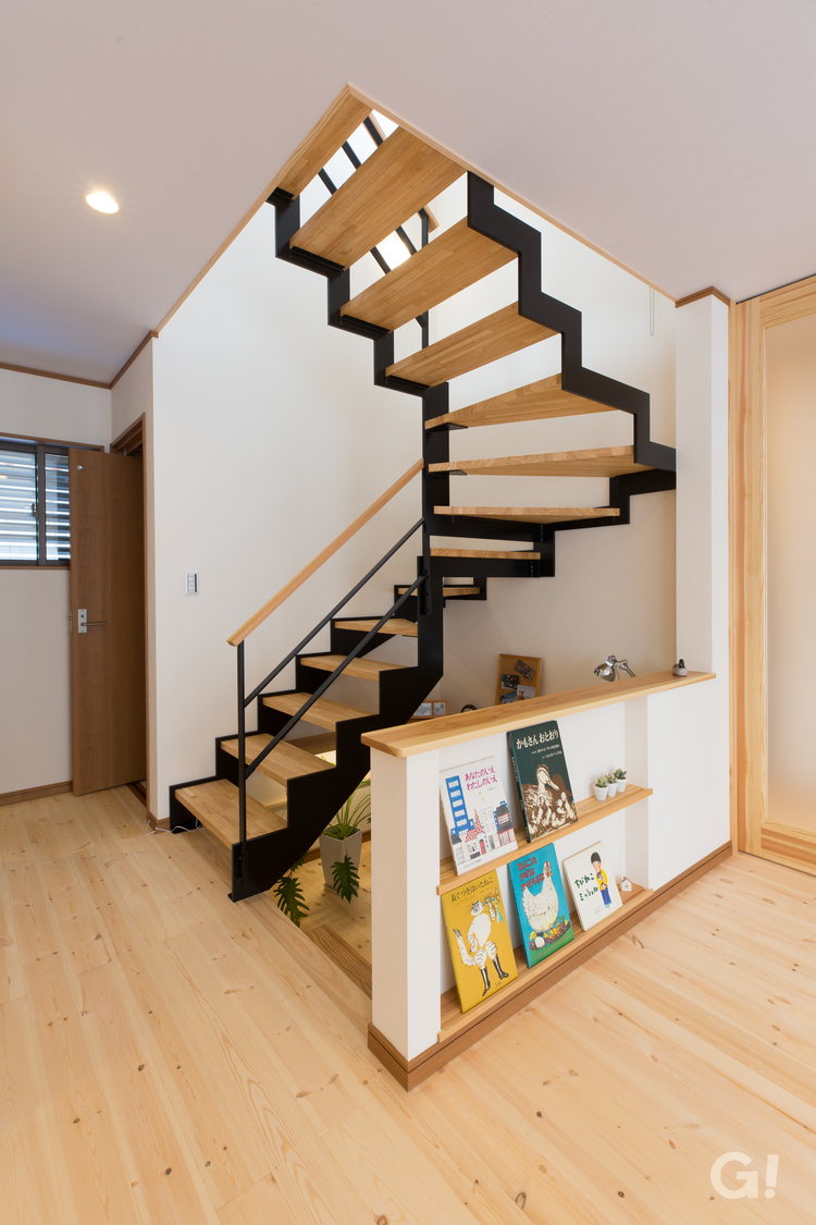 『岐阜県産材を贅沢に使用したかっこいい和モダンなストリップ階段』の写真