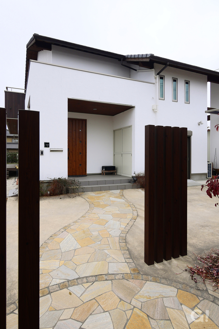 『玄関アプローチが美しく際立ち心癒される和モダンな家』の写真