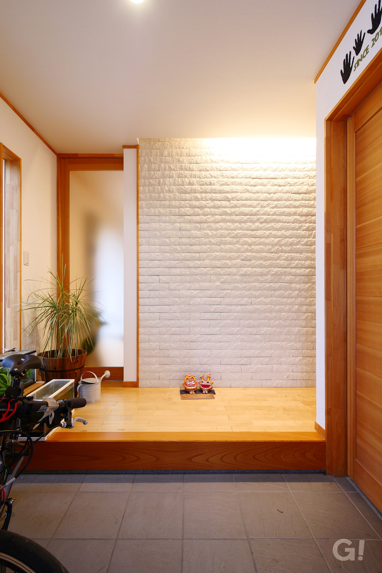 『エコカラットの壁が美しい！自然素材に包まれたナチュラルな玄関』の写真