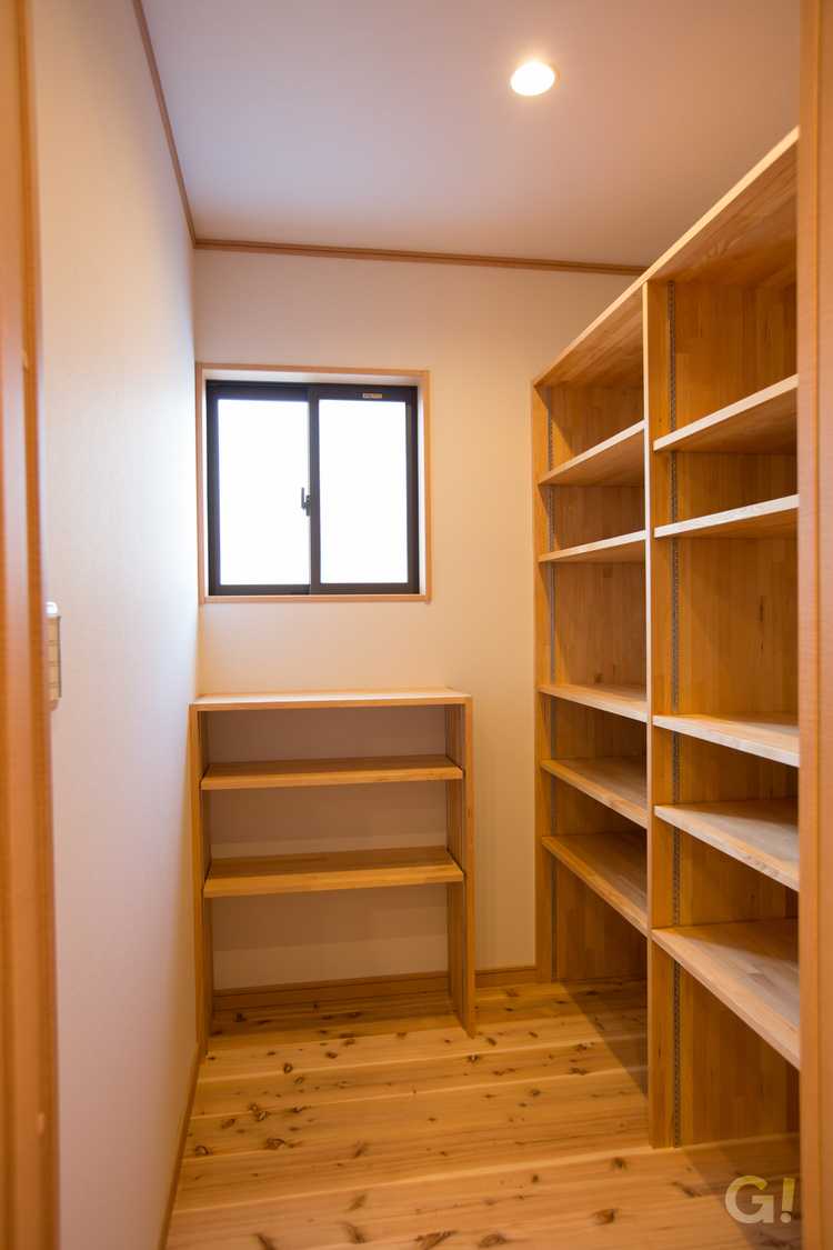 たっぷり入る！岐阜県産材のシンプルな収納スペース