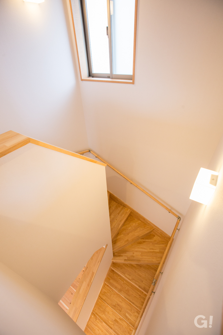『岐阜県産材をタップリ使って優しく温もり伝わる和モダンな階段』の写真