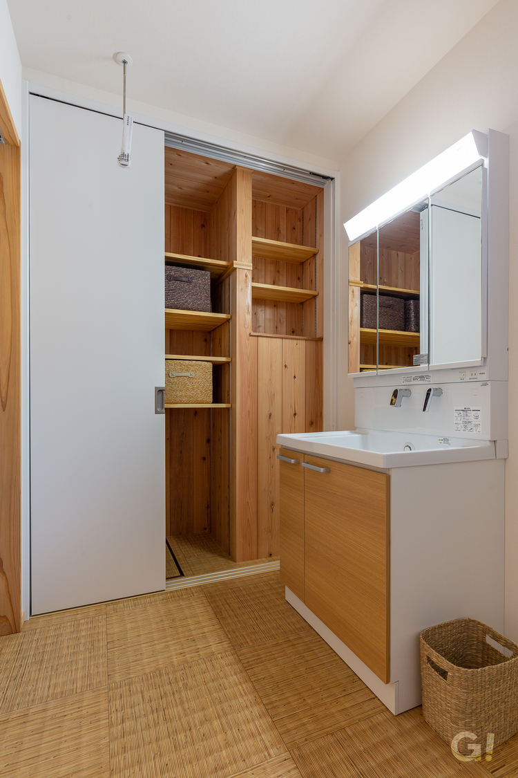 岐阜県産材たっぷりの深みある収納棚とシンプルな洗面台