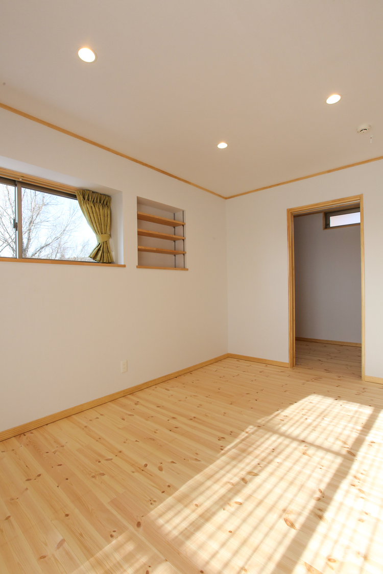 【岐阜県産材の木材を前面に出したシンプルな洋室】のおうち写真