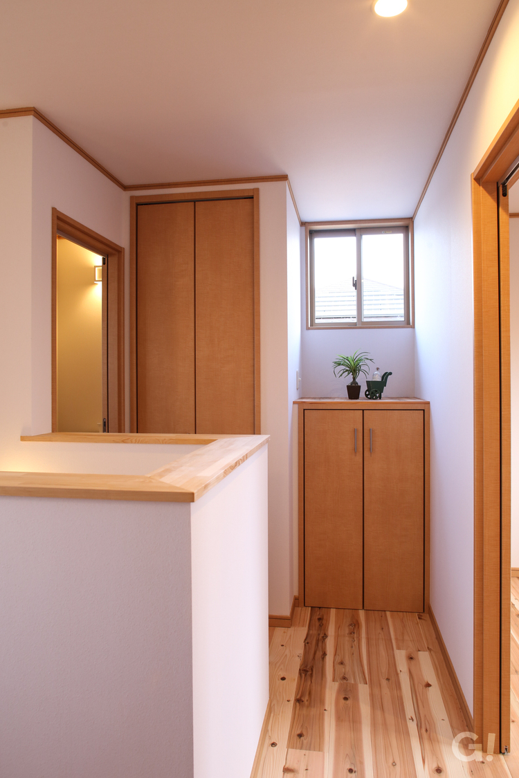『落ち着きのある両開きドアの収納棚が美しい美濃加茂市の和モダンな2階ホール』の写真