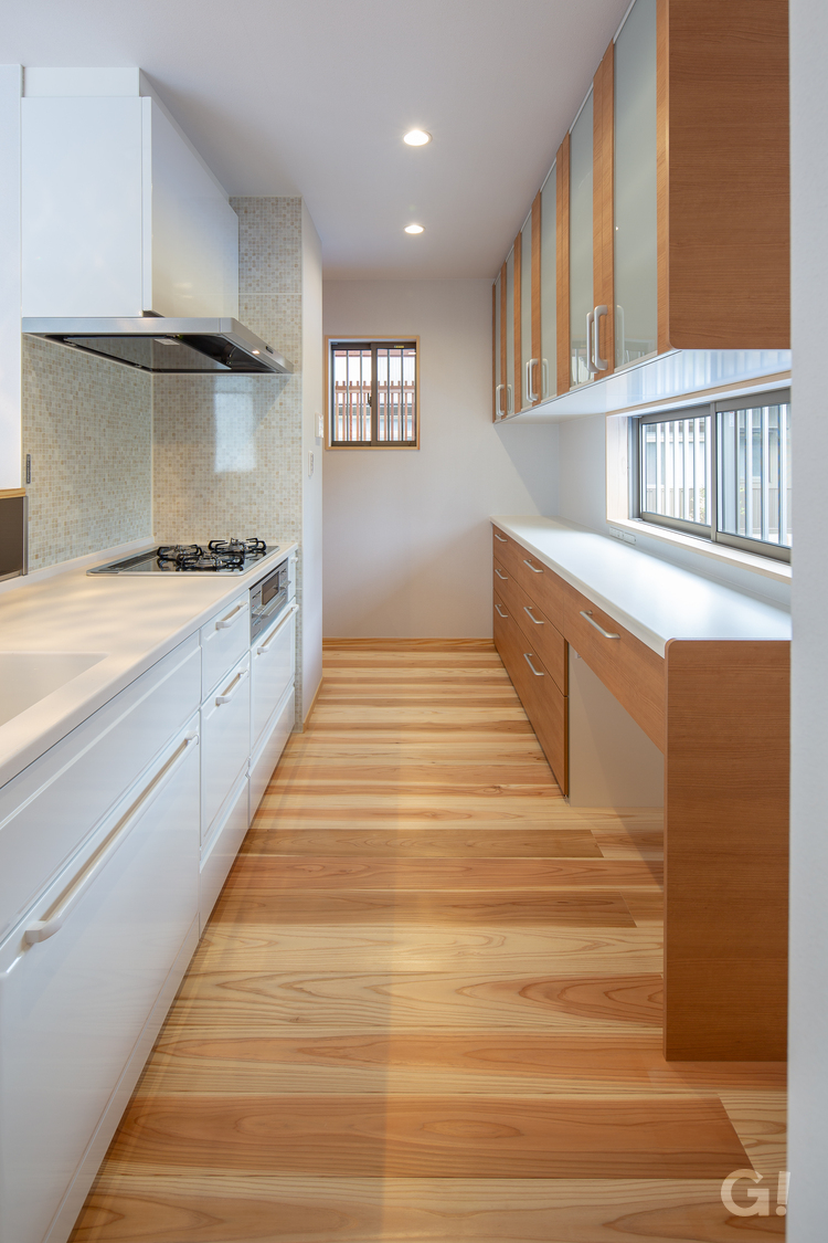 『家事動線が良く落ち着きある背面収納が便利で美しい！美濃加茂市の和モダンなキッチン』の写真