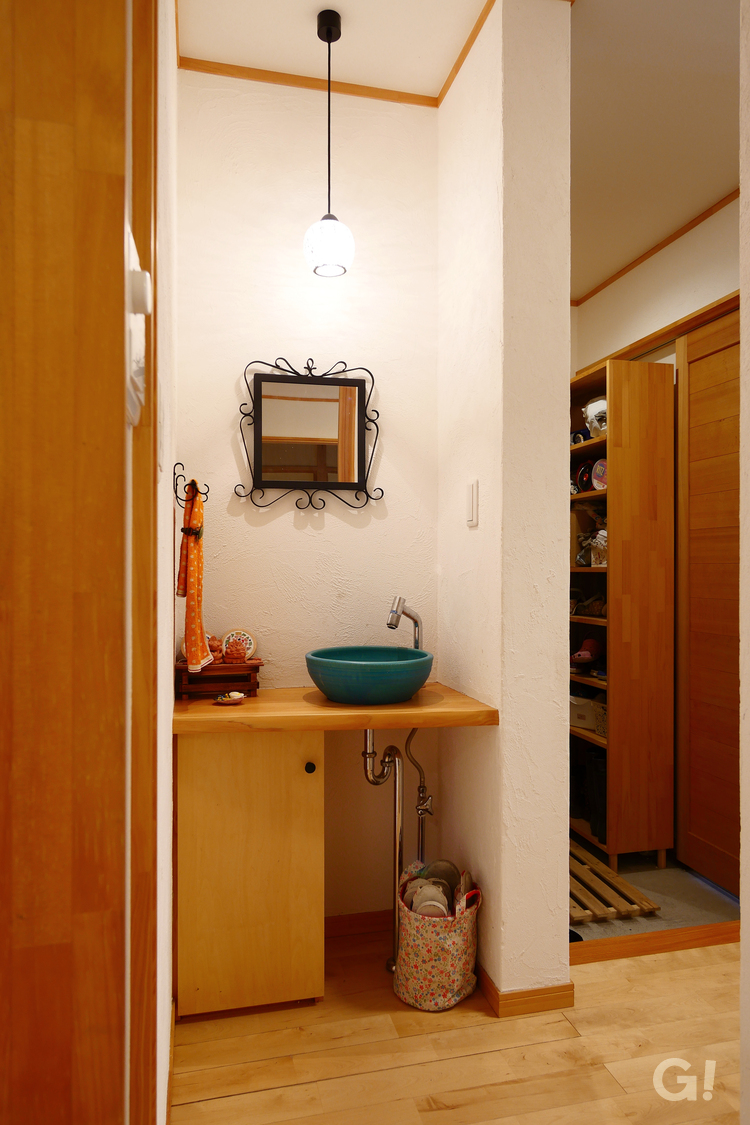 『繊細で上品な洗面ボウルが美しいセカンド洗面所のある可児市の和モダンな家』の写真