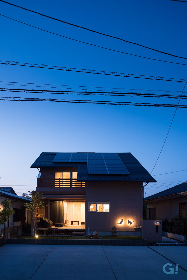 夜を明るく照らす自然素材のオシャレなデザイン住宅の写真
