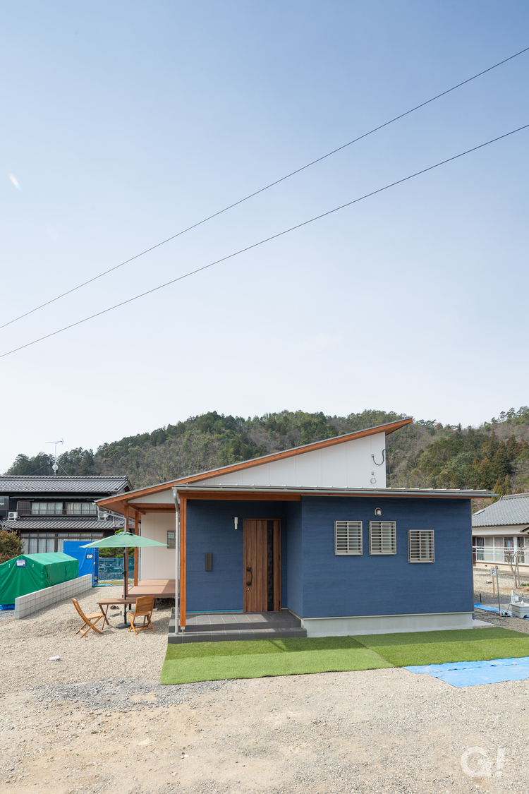 『片流れ屋根が美しく繊細で上品なブルーがアクセント美濃加茂市の和モダンな家』の写真