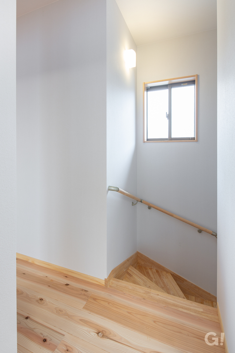 『木の贅沢な空間広がりリラックス効果抜群！加茂郡の和モダンな階段』の写真