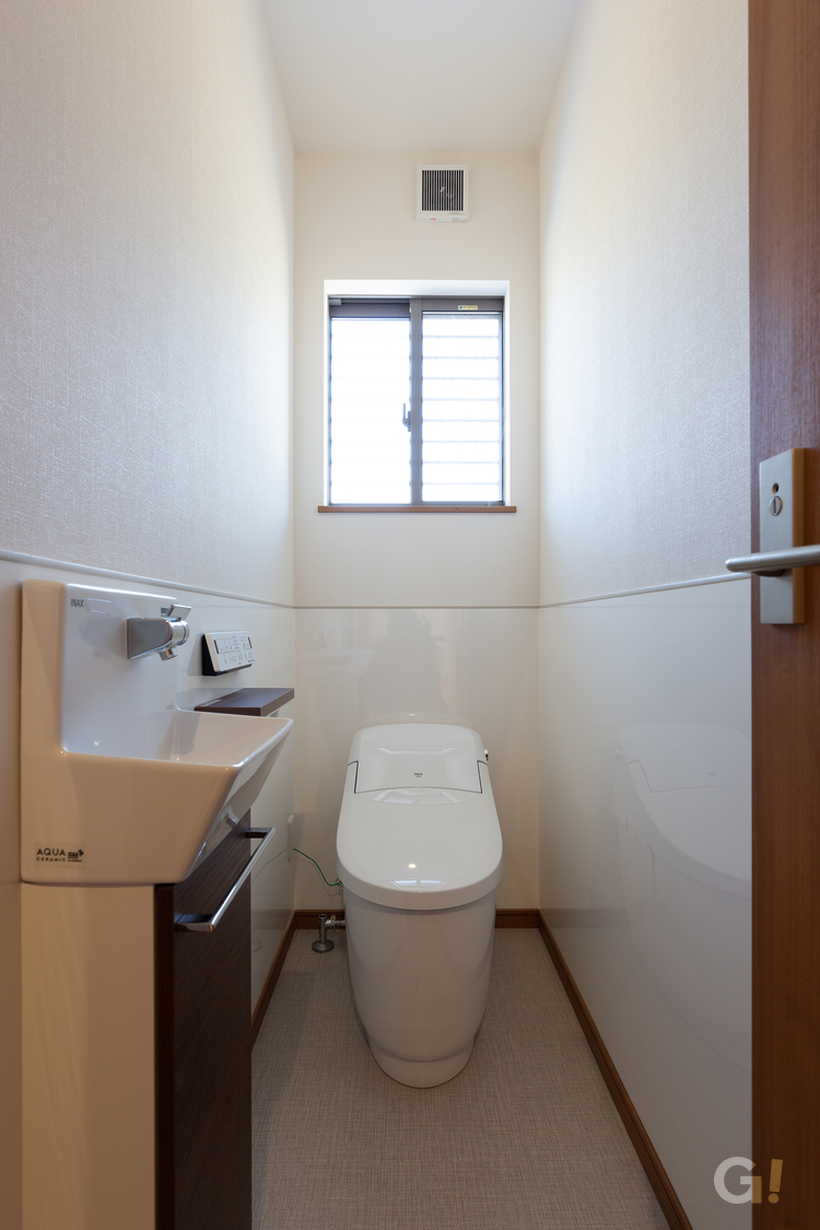 『白Xブラウンの上品で落ち着きある空間に癒される関市の和モダンなトイレ』の写真