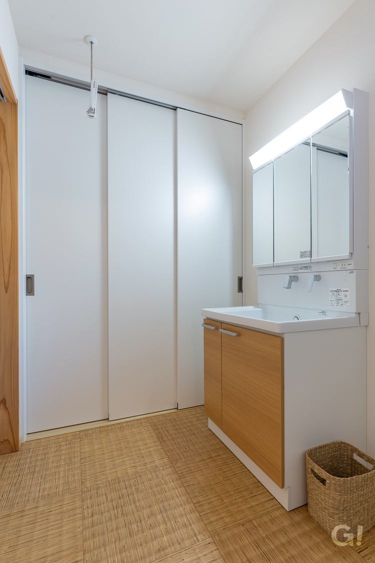 『白x木で優しく落ち着きある雰囲気にリラックス！加茂郡の和モダンな洗面室』の写真
