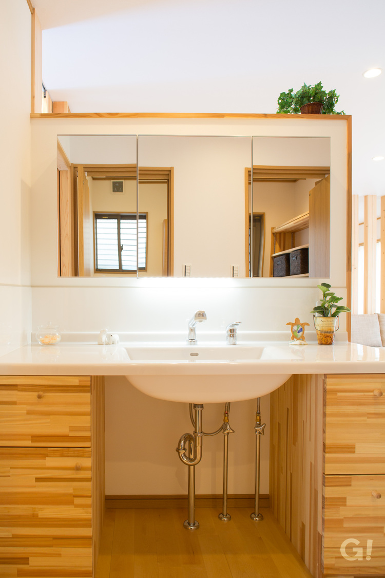 『職人技が光る収納タップリの造作で白い洗面ボウルが美しい和モダンな洗面所』の写真