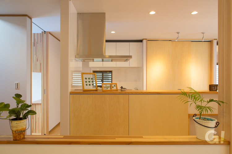 『高品質木材の良さをタップリ感じて暮らせる加茂郡の和モダンなキッチン』の写真