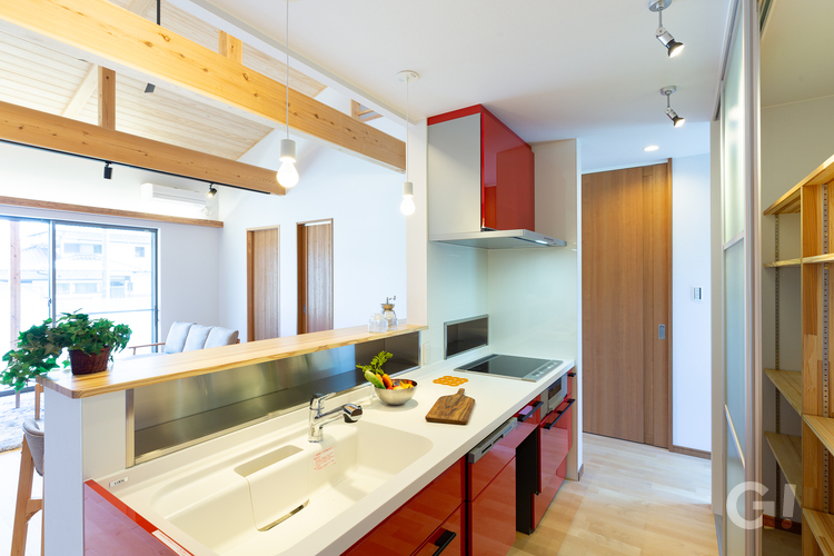｜スタイリッシュな赤いキッチンの和モダン空間の写真