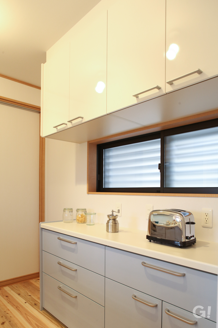 『優しい色使いと繊細で上品なデザインが空間に馴染む加茂郡の和モダンなキッチン』の写真