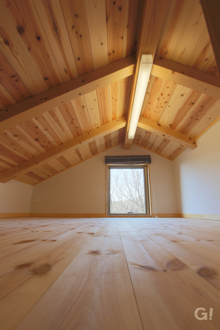 『木の質感あふれる空間を秘密基地にしたい！関市の和モダンな屋根裏部屋』の写真